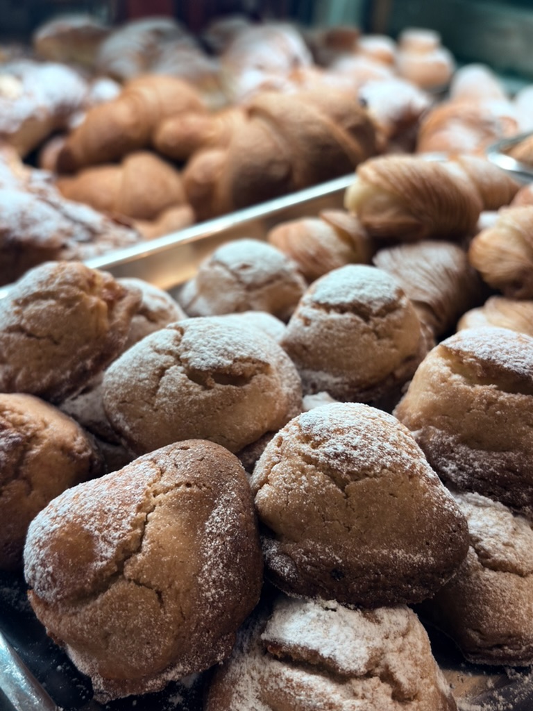 Biscotti e cornetti freschi