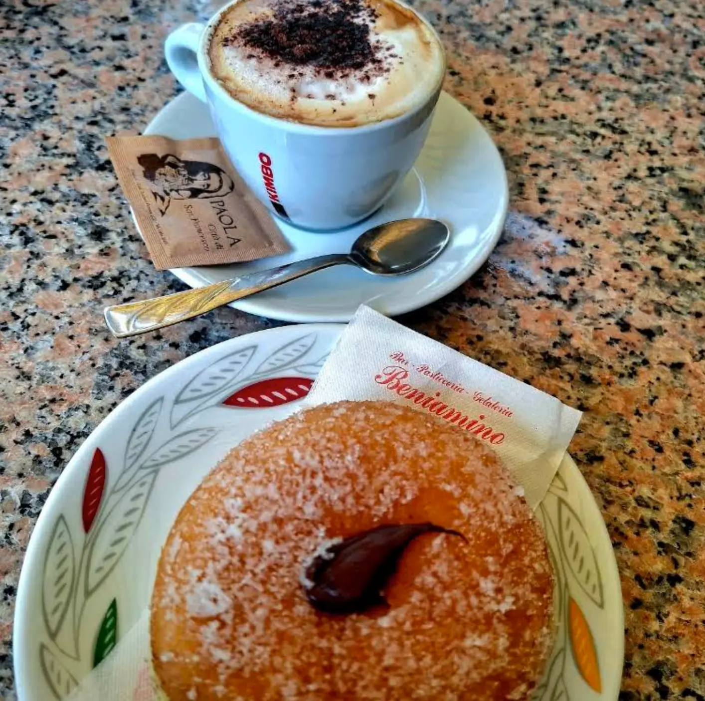 Cappuccino e bomba al cioccolato su tavolo di marmo
